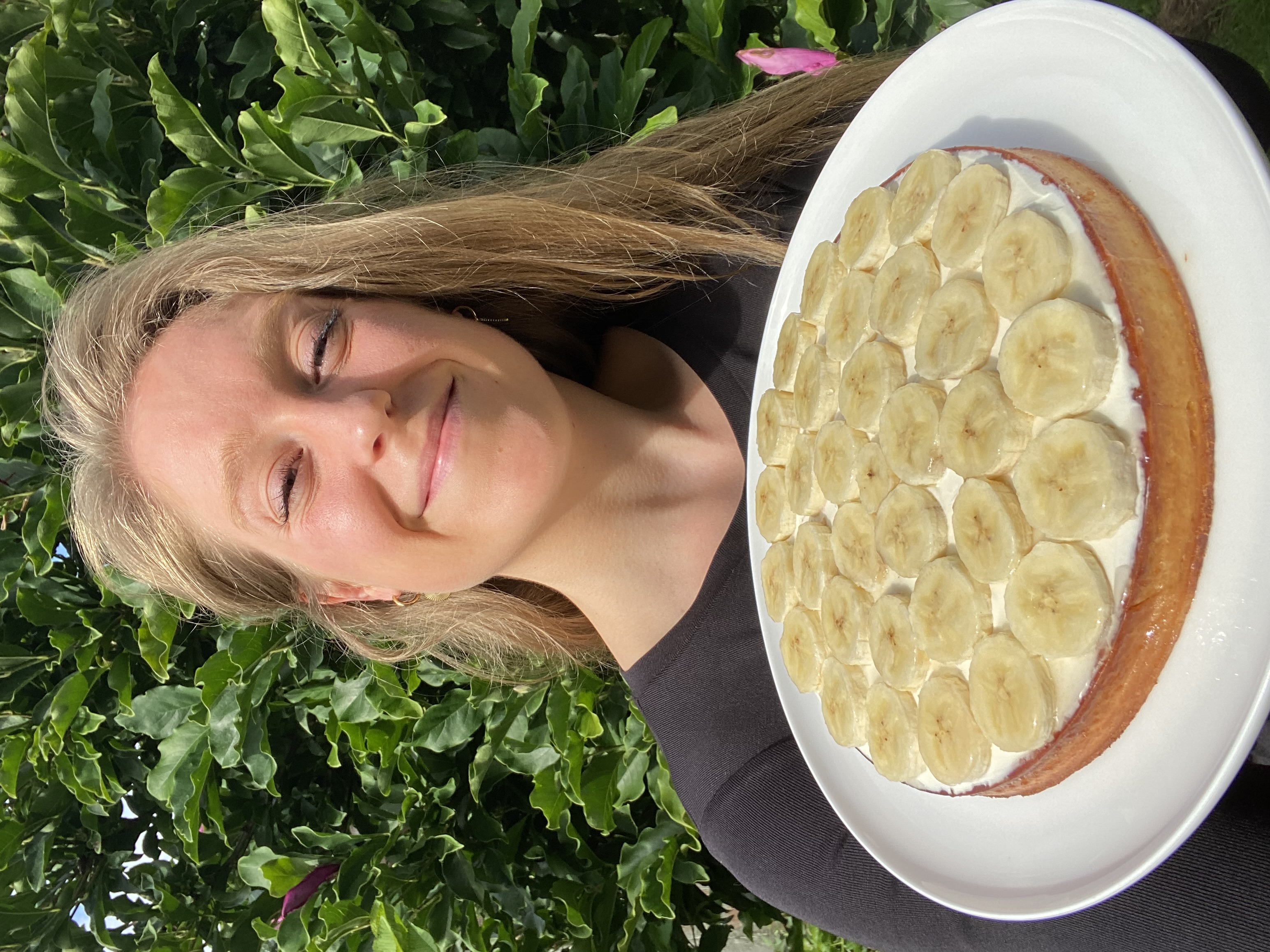 Brigitte avec une tarte banane