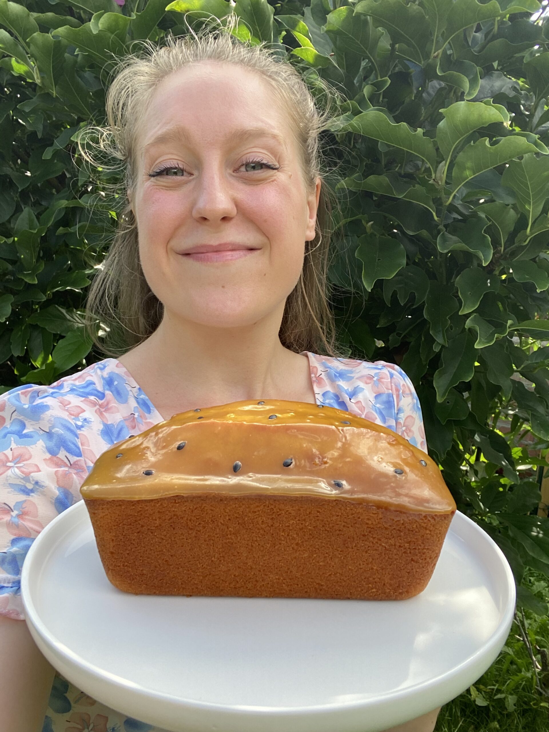 Brigitte avec un cake au fruit de la passion