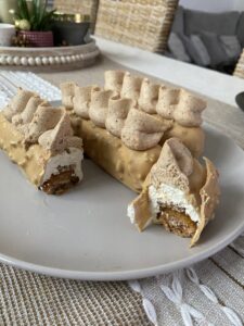 Découpe de la pâtisserie à la pécan, la vanille et la passion